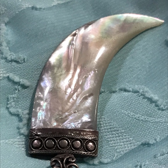 Mother of pearl tooth shaped pendant - Picture 3 of 6
